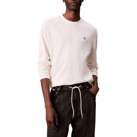 Pull blanc uni texturé avec un petit patch...