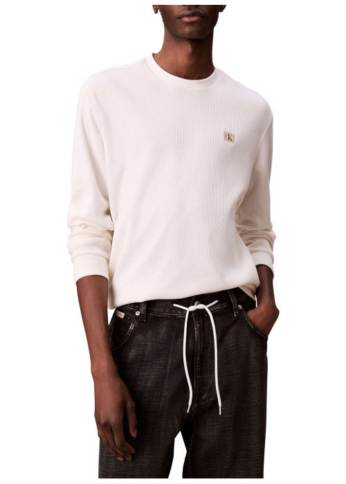 Pull blanc uni texturé avec un petit patch brodé et à col rond