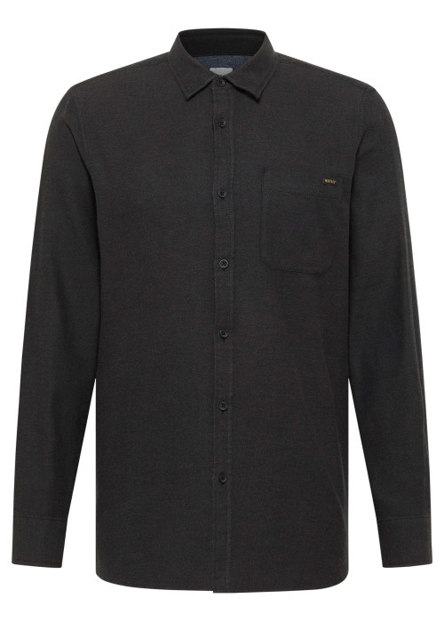 Chemise en coton noire avec un col chemise et poche sur la poitrine