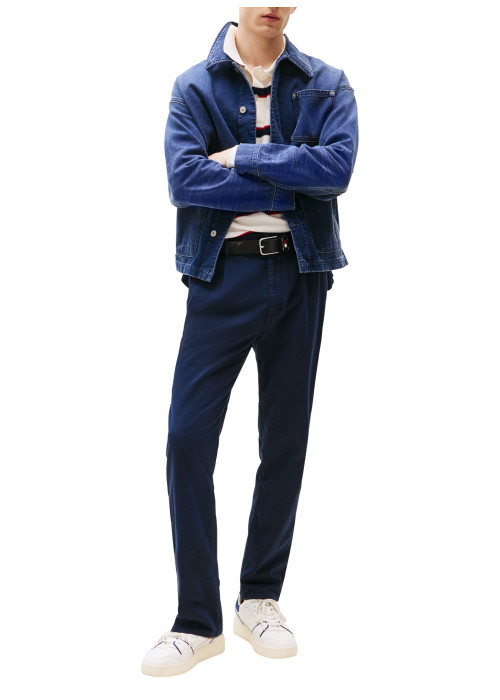 Pantalon chino en coton marine uni avec une coupe droite et un patch