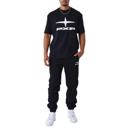 T-shirt noir avec un imprimé sur le torse un...