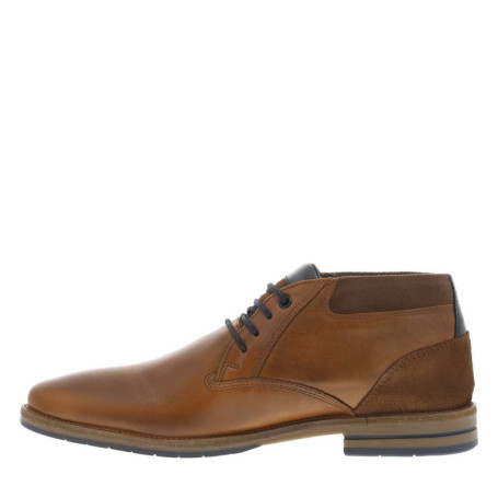 Bottines en cuir cognac avec un talon décroché...