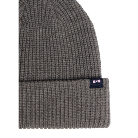 Bonnet gris en maille tricotée orné du patch de...