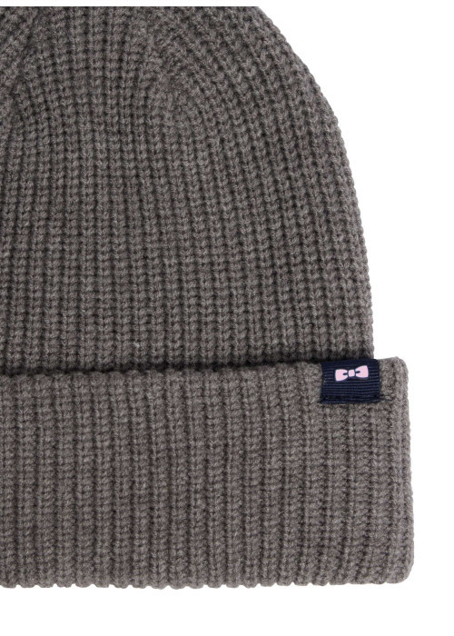 Bonnet gris en maille tricotée orné du patch de la marque