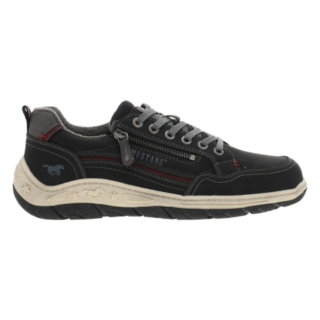 Sneakers noires à talon plat avec des lacets...