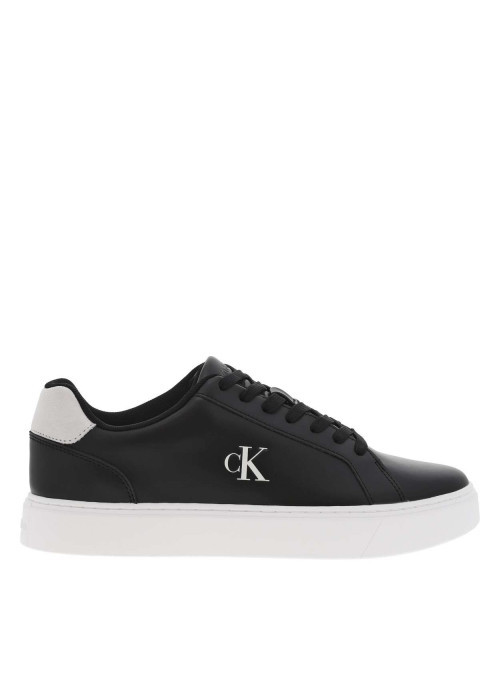 Tennis en cuir noires à talon plat avec des lacets et logo blanc