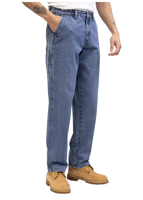 Jean en coton bleu délavé avec une coupe droite et de multiples poches