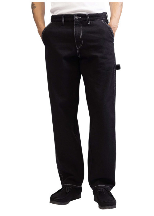 Jean en coton noir uni avec une coupe droite et des surpiqûres blanches