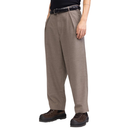 Pantalon Chino taupe pourvu d'une coupe ample...