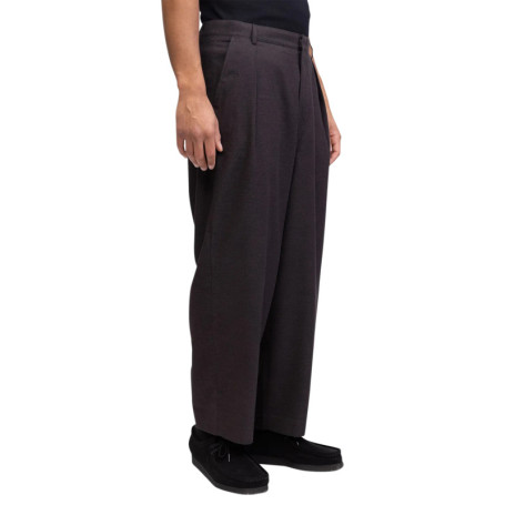 Pantalon Chino marron pourvu d'une coupe ample...