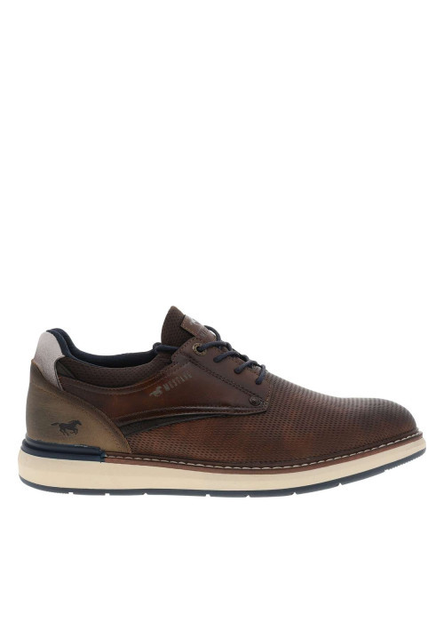 Derbies cognac à talon plat avec des lacets ronds et patch cousu avec logo