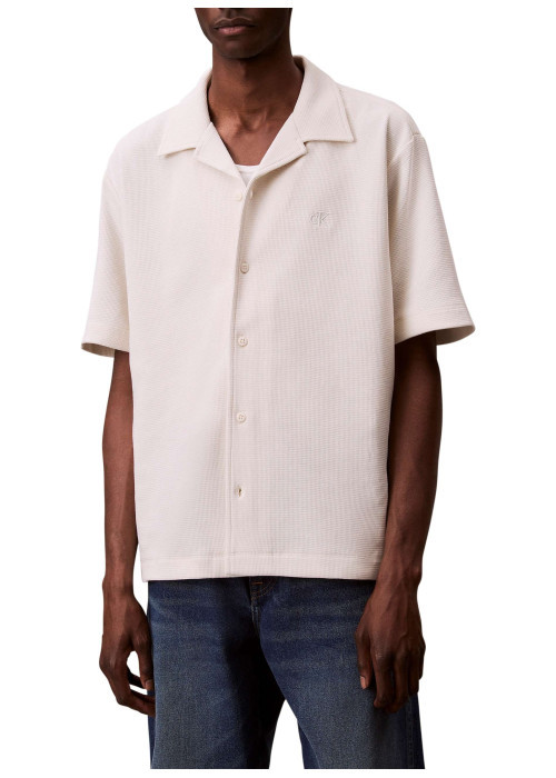 Chemise en coton écrue unie avec une coupe droite et un col cubain