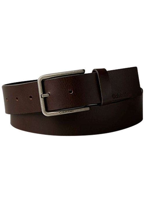 Ceinture brune unie lisse en cuir avec une boucle métallique