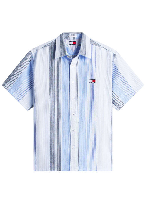 Chemise en coton bleu clair à rayures avec une coupe droite et un col à revers