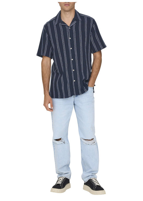 Chemise marine à rayures avec une coupe droite et un col à revers