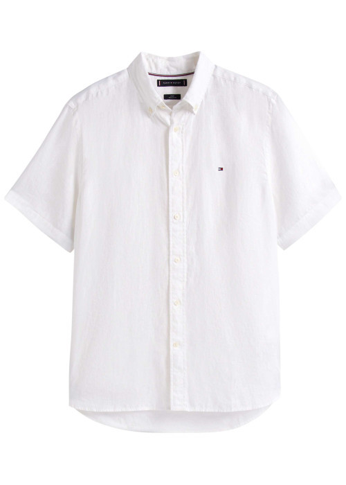 Chemise en lin blanche à coupe droite pourvue d'un col boutonné
