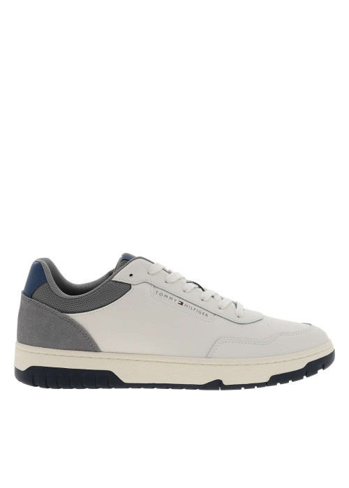 Tennis grises à talon plat avec un patch de la marque à la languette