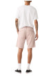 Thumbnail Short chino rose à coupe droite pourvu du patch de la marque - Image 4