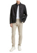 Thumbnail Blouson noir uni avec une coupe ajustée et un col montant avec un bouton - Image 4