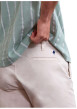Thumbnail Short chino en coton écru uni avec une coupe droite et un logo brodé - Image 4