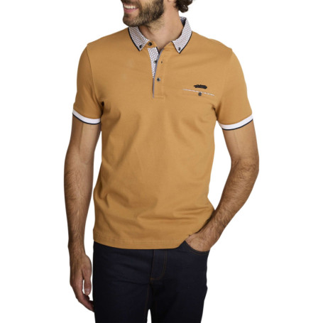 Polo en coton camel uni avec une coupe droite...