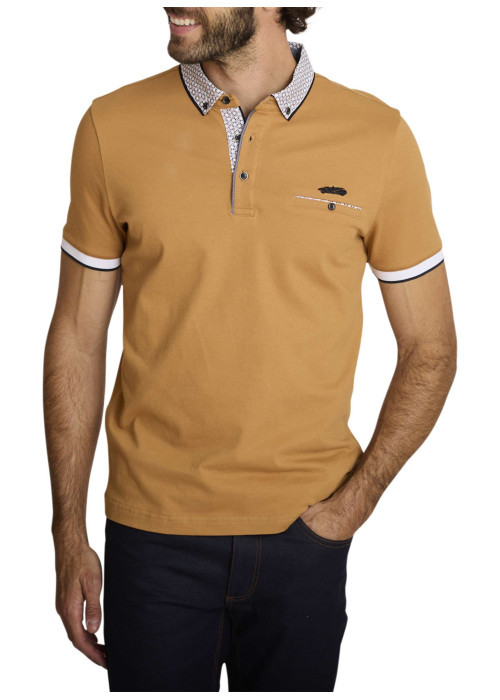 Polo en coton camel uni avec une coupe droite et un col boutonné