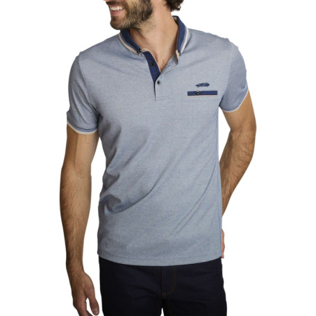Polo en coton bleu clair avec une coupe droite...