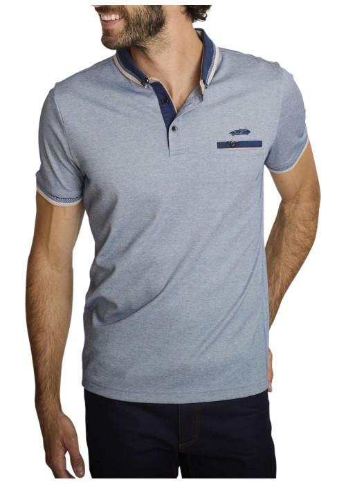 Polo en coton bleu clair avec une coupe droite et une poche passepoilée