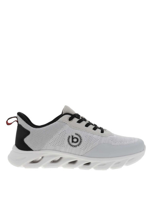 Sneakers blanches avec un talon plat et un logo embossé sur le côté