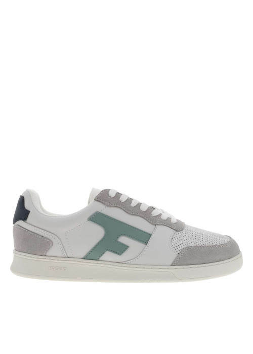 Tennis en cuir multicolores avec un talon plat et un logo embossé au talon