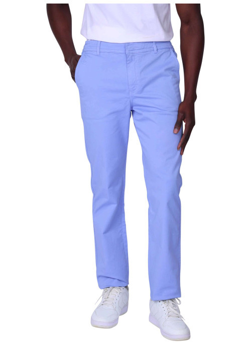 Pantalon chino en coton bleu ciel uni avec une coupe ajustée