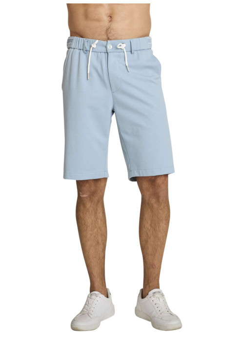 Short bleu à coupe droite pourvu d'une taille élastiquée avec cordon de serrage