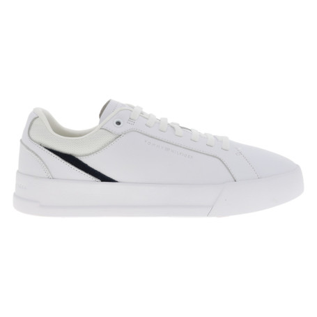 Tennis blanches à talon plat avec des lacets...