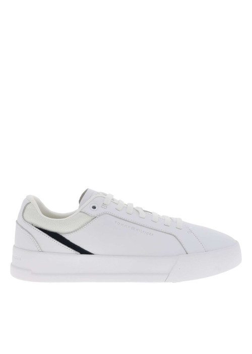 Tennis blanches à talon plat avec des lacets plats et un logo sur le côté