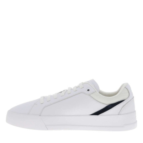 Tennis blanches à talon plat avec des lacets...