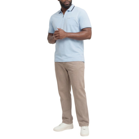 Polo ciel uni avec une coupe droite, un col...