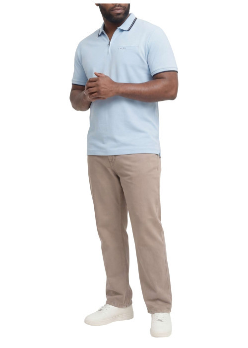 Polo ciel uni avec une coupe droite, un col zippé et des manches courtes