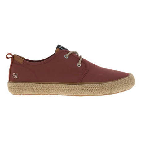 Tennis rouges avec un talon plat et des lacets...
