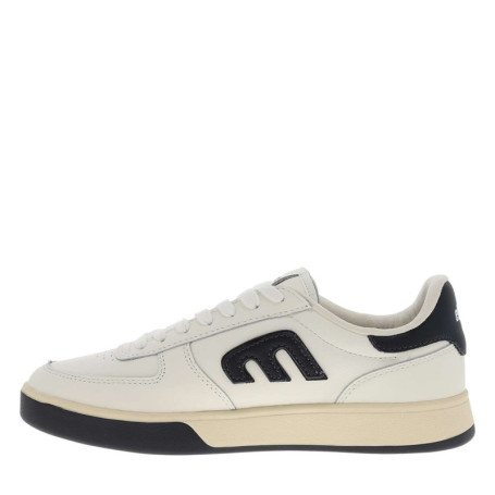 Baskets skate en cuir blanches avec un talon...