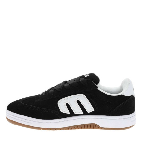 Baskets skate en cuir noires avec un talon plat...