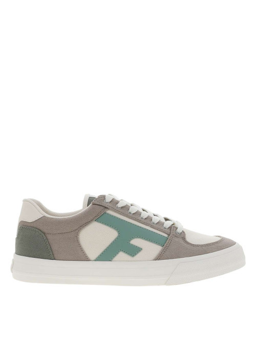 Tennis grises à talon plat avec un logo bleu cousu sur le côté