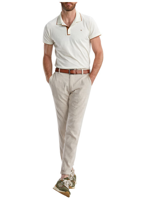 Polo en coton écru uni pourvu de manches courtes et d'un col boutonné
