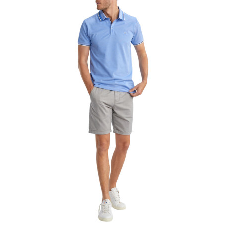 Polo bleu uni pourvu de manches courtes et d'un...