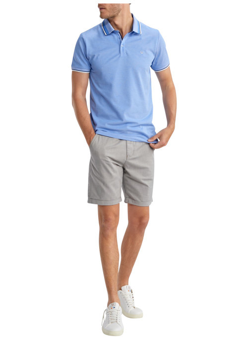 Polo bleu uni pourvu de manches courtes et d'un col boutonné