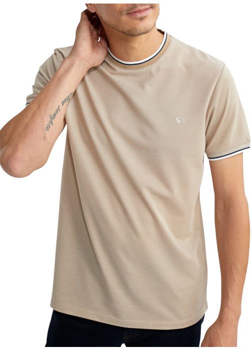 T-shirt beige uni pourvu de manches courtes et d'un col rond
