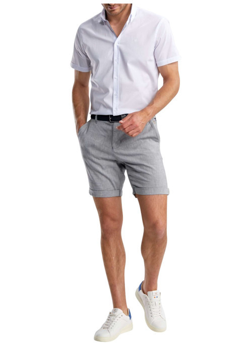 Chemise en coton blanche pourvue d'un col français et d'une coupe droite