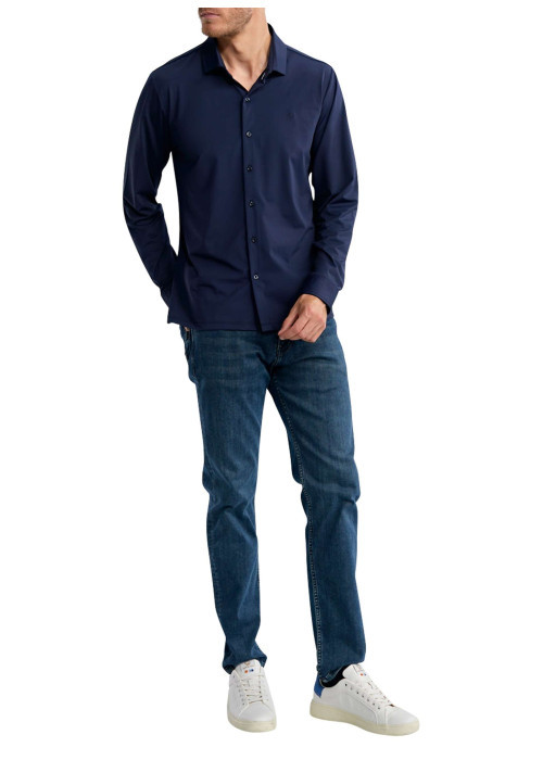 Chemise marine unie pourvue d'un col français et d'une coupe slim