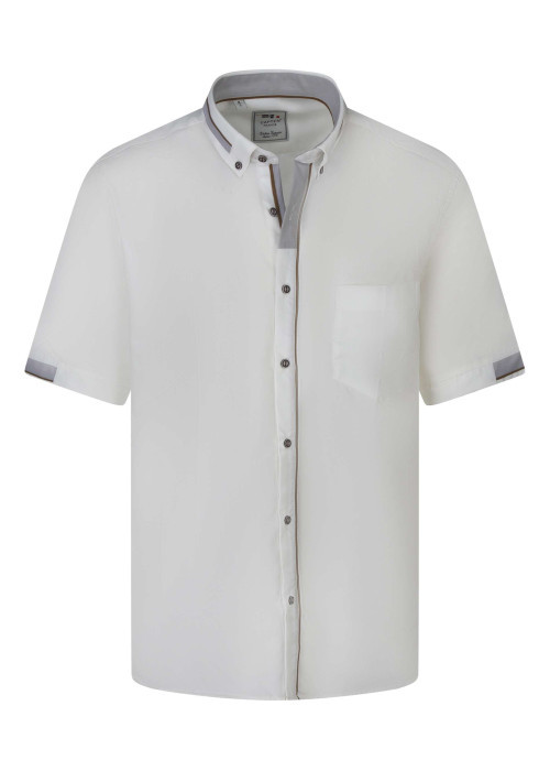 Chemise écrue unie avec une coupe droite et un col américain
