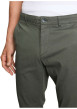 Thumbnail Pantalon chino en coton kaki uni pourvu de passants pour la ceinture - Image 6