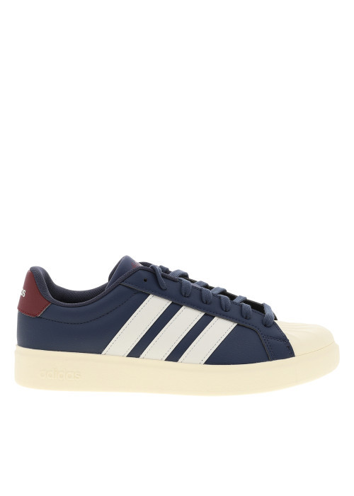 Baskets bleues avec un talon plat pourvu de...